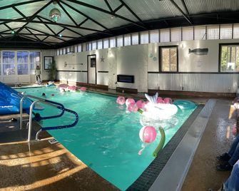 Farmhouse in beautiful Smith River with heated in-door pool - Smith River - Piscina
