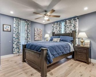 Stockyards! Less than 3 mins-Sleeps 8 -Gable House - Fort Worth - Bedroom