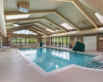 Antioch Hotel & Suites - Antioch - Piscina