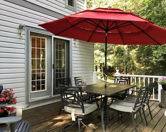 Muskoka Waterfront Cottage- Canada Day Weekend available! - Dwight - Innenhof