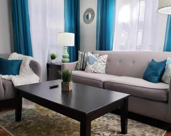 Fully Fenced Backyard | 400 Mbs Wifi | King Beds - Charlotte - Living room