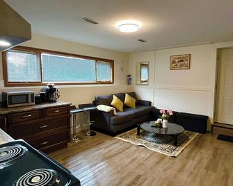 Cozy 3 bedroom family friendly suite with breathtaking views of mountains. - Kamloops - Living room
