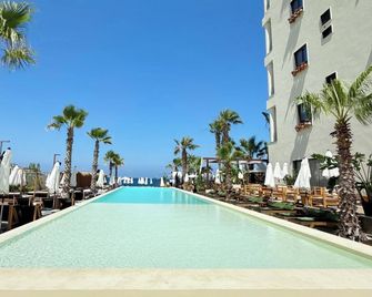 Bebatroun Beach Hotel - Batroun - Piscina