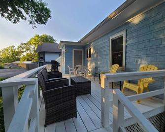 Fantastic Yard and Fun Location In Arnolds Park. Walk to Everything! - Arnolds Park - Patio