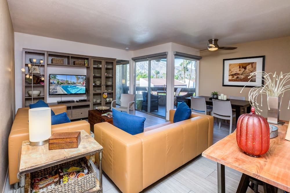 Views, Views, Views! - פאלם ספירנגס - סלון