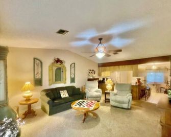 Holly's Hideaway Mt Dora Charming 2/2 in Historic District - Mount Dora - Living room