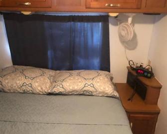 RV w/master bedroom, full bath & kitchen. - Kirby