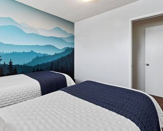 3 bedroom Central Escape - Hot Tub, Fire Pit & newly renovated sunny back yard - סן דייגו - חדר שינה