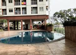 Minimalist And Comfort 2Br At Serpong Greenview Apartment - Serpong - Pool