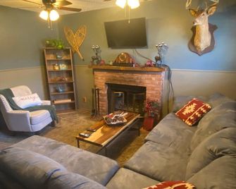 Summit Inn - Cloudcroft - Living room