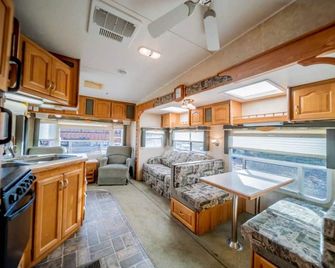 Minigolf Course Tiger Camper Hot Tub - Ac - Furnace - Fully Furnished - Saint Regis - Kitchen