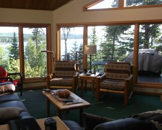Great Fall Getaway on Lake Superior, Spacious Lake Home with Great Lake Views - Two Harbors - Wohnzimmer