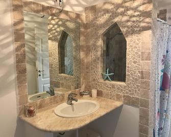 Boutique Seaview Apartment with large pool and private garden. - Porto Pozzo - Bathroom