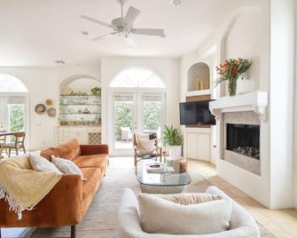 Casita Lolita - Your Secluded Desert Oasis - بالم سبرينغس - غرفة معيشة