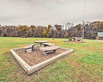 Lakefront Columbia Cabin with Porch and Shared Dock - Columbia - Patio