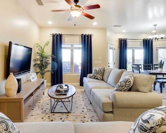 Fire Pit and Mountain Views Horseshoe Bend Retreat - Page - Living room