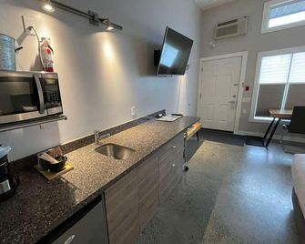 Nature's Inn Kenora - Kenora - Kitchen