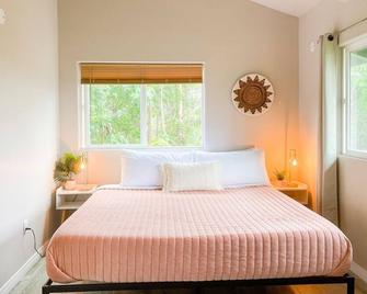 Hibiscus Hale, Full Kitchen, King Bed, Parking - Keaau - Bedroom