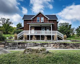 Entire Home, Self Check-in, Peaceful Stay - St James - Building