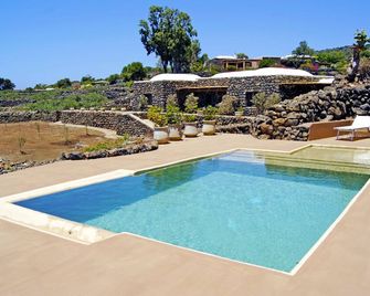 Dammusi Sciuvechi - Scauri - Piscina