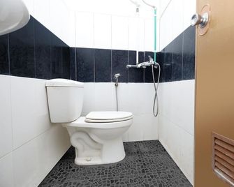 Hotel O Palebon Residence - Semarang - Bathroom