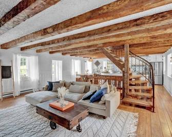 Stone Cottage Horse Farm w/Pond, Peloton & Hot Tub - Bloomville - Sala de estar