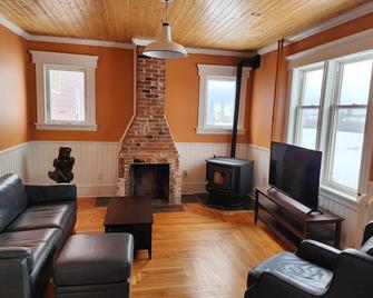 Waterfront 6 bedroom (8 beds) , 51/2 bath house in Summerside, Pei. - Summerside - Living room