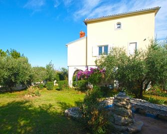 Apartment Liznjan 1969 - Liznjan - Building