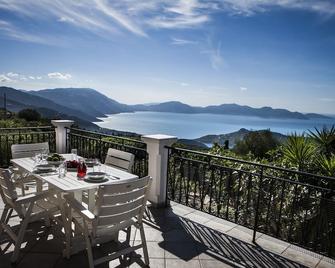 Villa Anna: Original old stone villa close to Fiskardo with private pool & views - Kothreas - Balcón