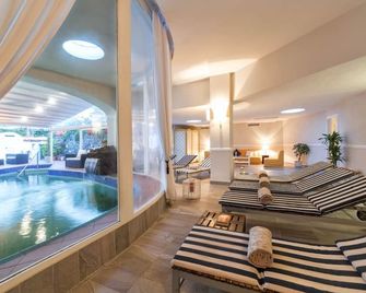 هوتل ماري بلو - إيشيا - حوض السباحة