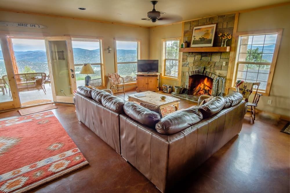 Central Oregon Getaway! Incredible Lake and Mountain views! Dark Sky Area! - Prineville - Huiskamer