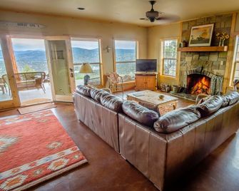 Central Oregon Getaway! Incredible Lake and Mountain views! Dark Sky Area! - Prineville - Huiskamer