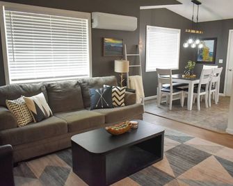 Glacier Getaway- Family Friendly, 3 Bedroom Duplex - Shelby - Wohnzimmer