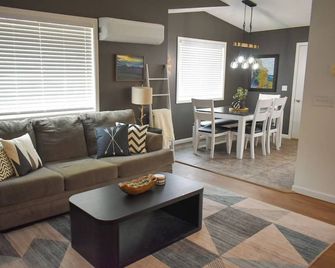 Glacier Getaway- Family Friendly, 3 Bedroom Duplex - Shelby - Sala de estar
