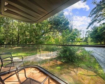 Modern Airstream Glamping with Pond Views in Rural South Carolina - Saint Stephen - Balcony