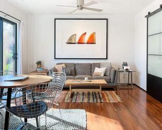 The Meiners Daughter - Beautiful Modernist 1 Bed - Ojai - Living room