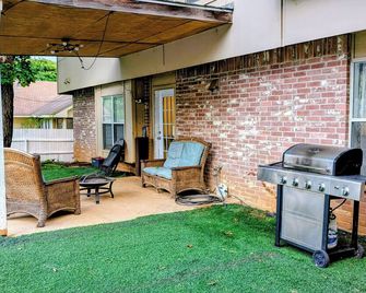 Spacious 4-bedroom House Great Location Next to 35 and Shopping Areas - Corinth - Patio