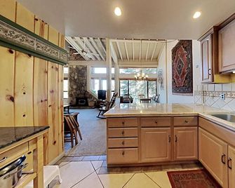 Comfortable 4 Bedroom Condo In the Heart of the Resort by RedAwning - Mammoth Lakes - Kitchen