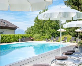 Romantik Hotel Die Gersberg Alm mit Panoramablick auf Salzburg - Salzburg - Havuz