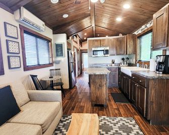 Relaxing Cabin Near The San Marcos River! - Martindale - Kitchen