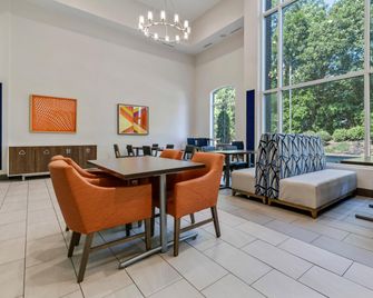 Holiday Inn Express & Suites Starkville By IHG - Starkville - Eetruimte
