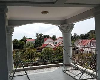 Maison de Maître Avec Grande Piscine de 300 m2 - Kep - Balcony