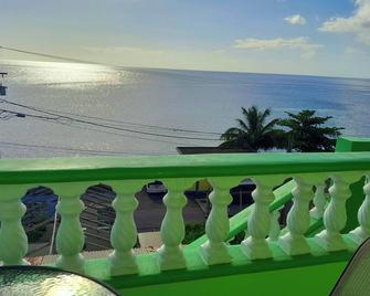 Pinard's Vacation Home-Apt 3 - Pointe Michel - Balkon