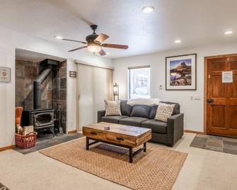 Hidden Valley Village #103 nicely updated 1 bedroom 1 bathroom condo short 10 min walk from Village - Mammoth Lakes - Sala de estar
