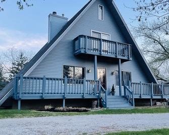 Channel Front A-frame Retreat - Syracuse - Edificio