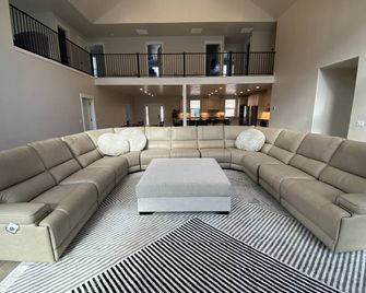 Spacious lodge viewing the Big Rock Candy Mountain - Sevier - Lounge