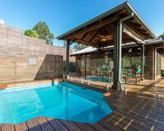 Family retreat, Pool, WiFi, Games by Custom Bnb Hosting - Buderim - Bazén