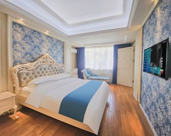 Xiangshang Aihua Theme Hotel (Qionghai Bus Station High-speed Railway Station) - Qionghai - Bedroom