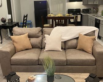 3 bedroom home located within a mile from downtown - Sumter - Living room