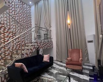 Mr Nti's Lodging House - Kumasi - Living room